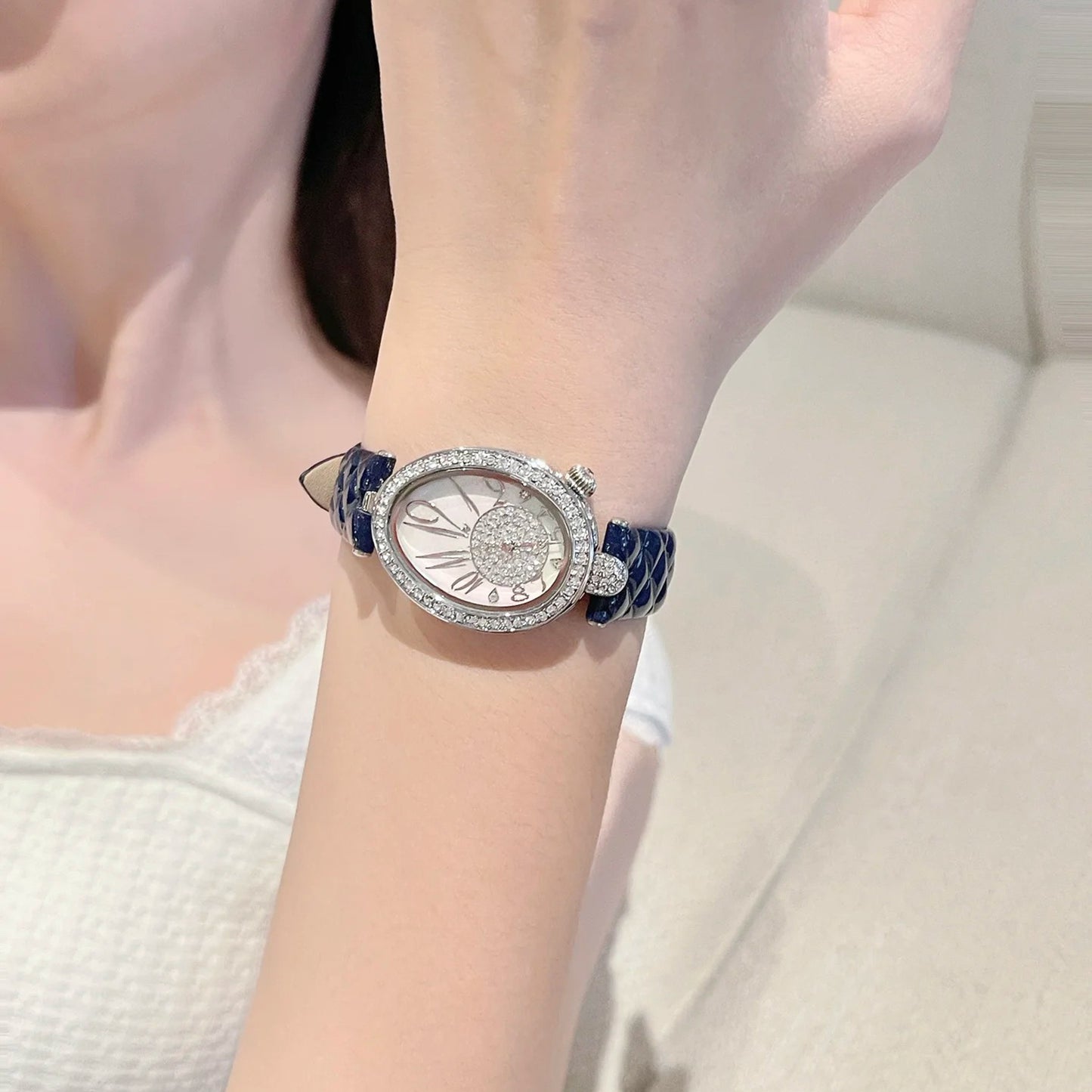Elegant women quartz wristwatch with sparkling diamond design