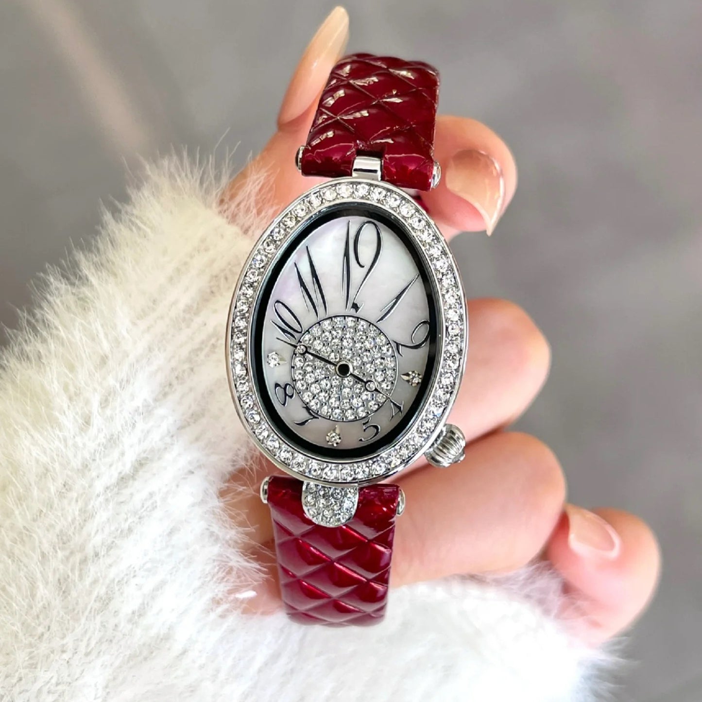 Elegant women quartz wristwatch with sparkling diamond design